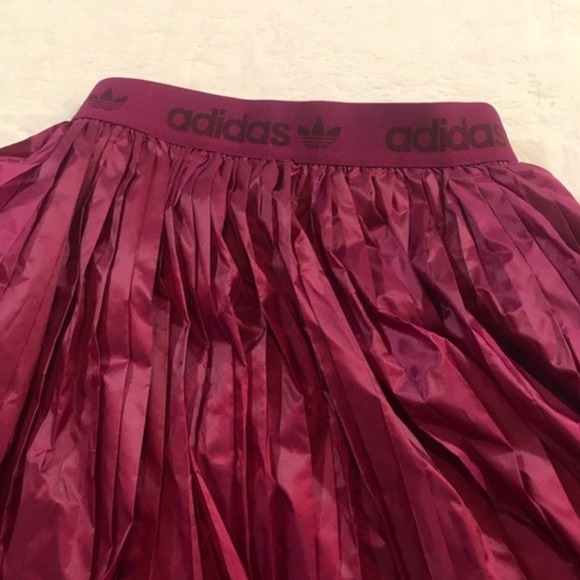 0229 NEW adidas Pleated Burgundy Midi Skirt - Picture 6 of 10